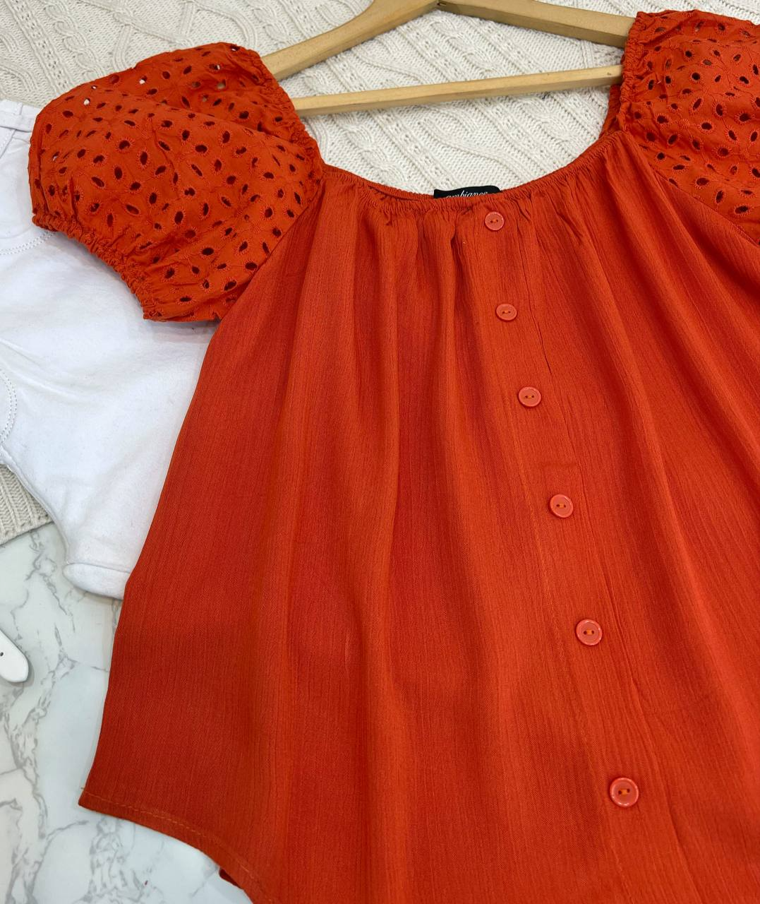 بلوز کریشه و خامه دوزی آستین پف کد 2040