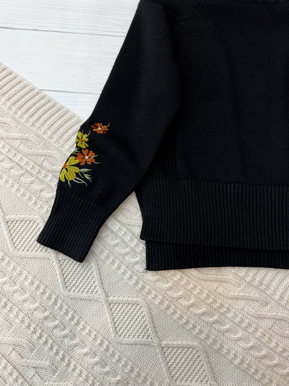 پلیور بافت آستین گلدوزی تکرنگ مشکی کد 2363