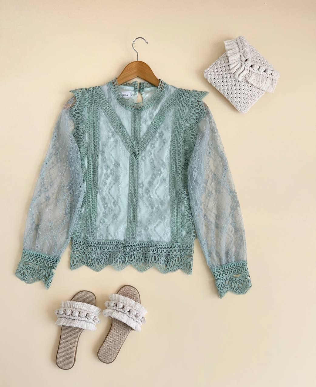 شومیز گیپور+دانتل آستر دار کد 2401