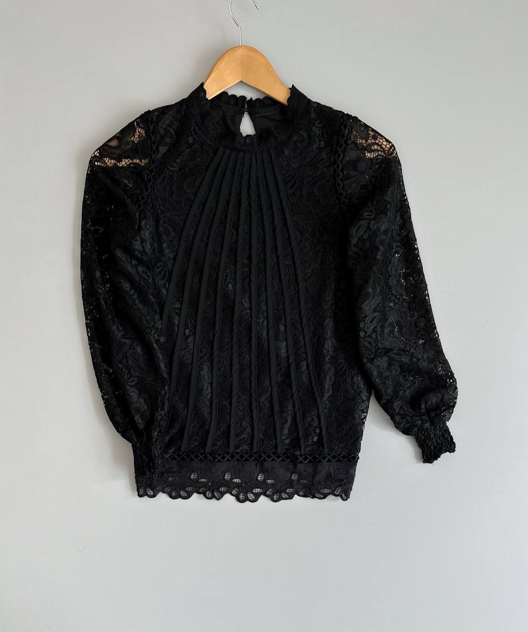 شومیز گیپور کمر کش با نوار خامه دوزی کد 2552