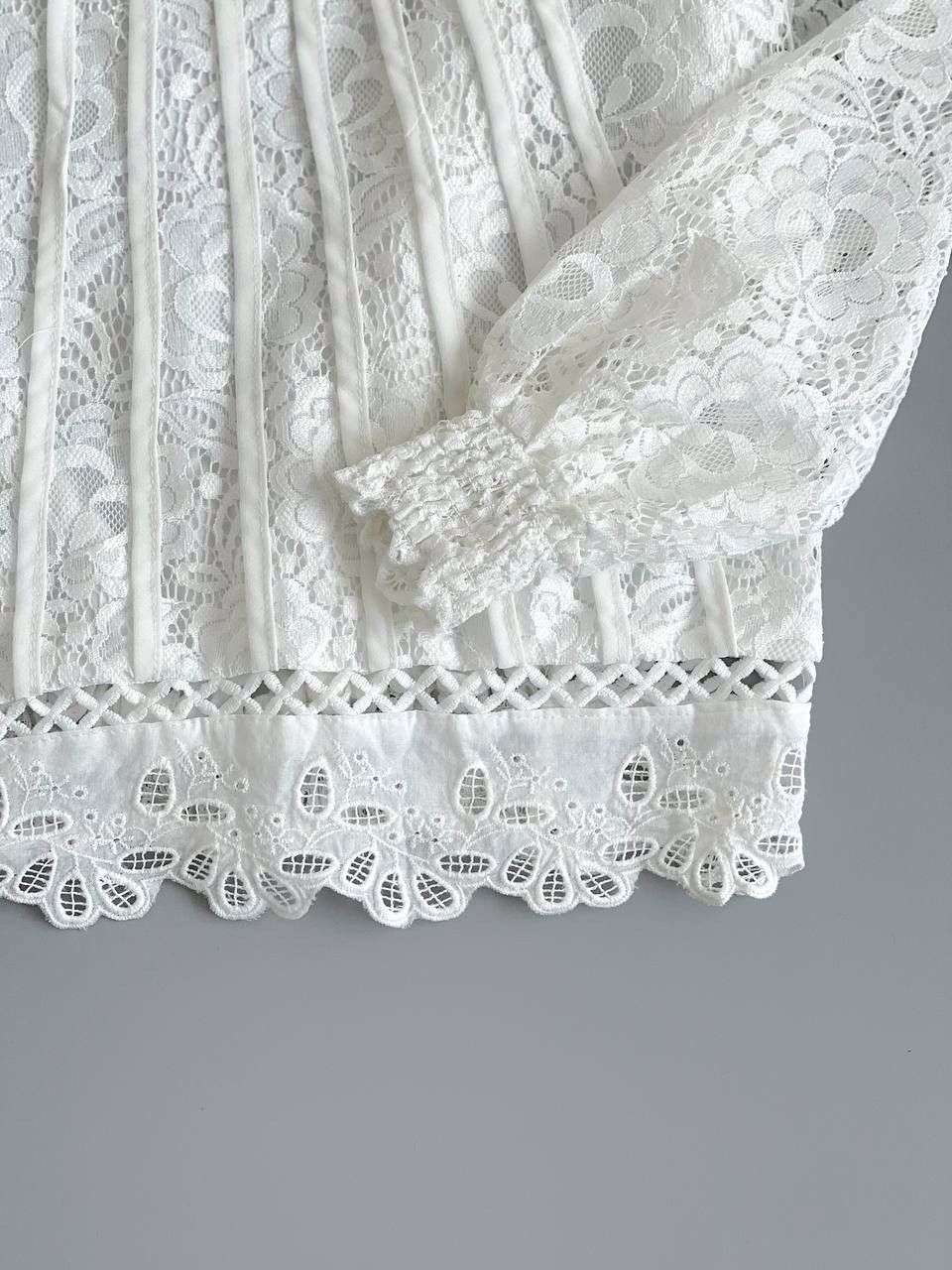 شومیز گیپور کمر کش با نوار خامه دوزی کد 2552