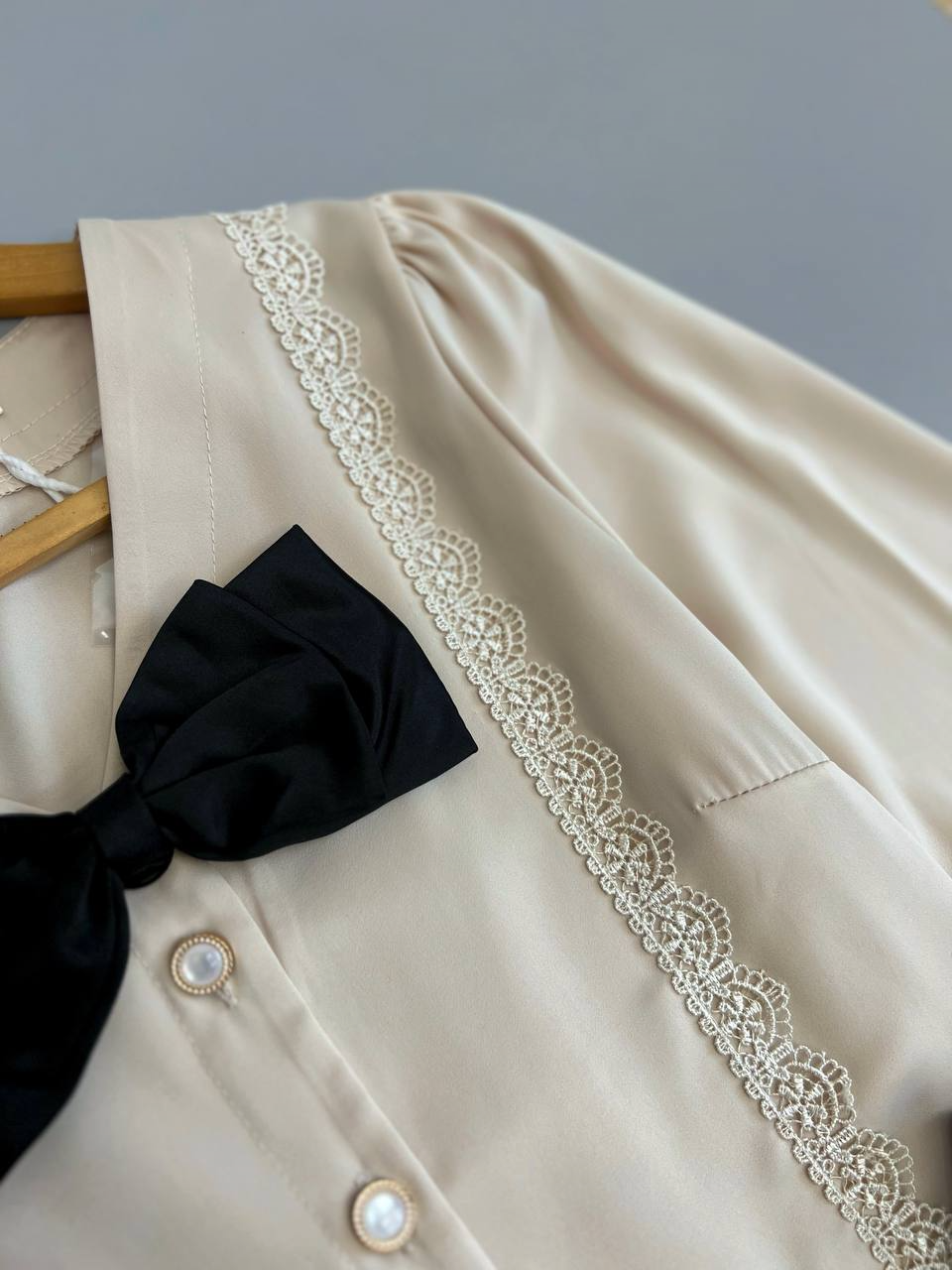 شومیز پاپیونی نوار گیپور کد 2868