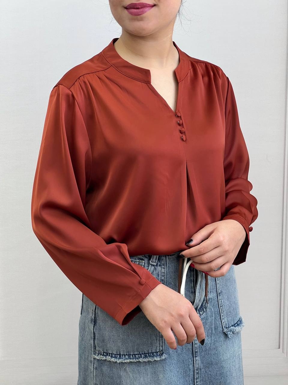 شومیز ساتن سرشانه چین کد 3537