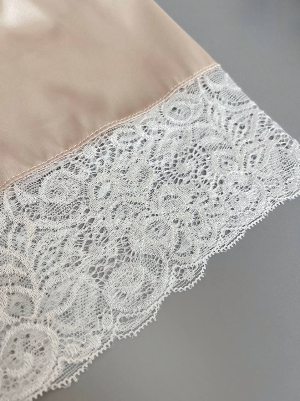 ست تاپ و شلوارک ساتن لبه تور ساده کد 3593