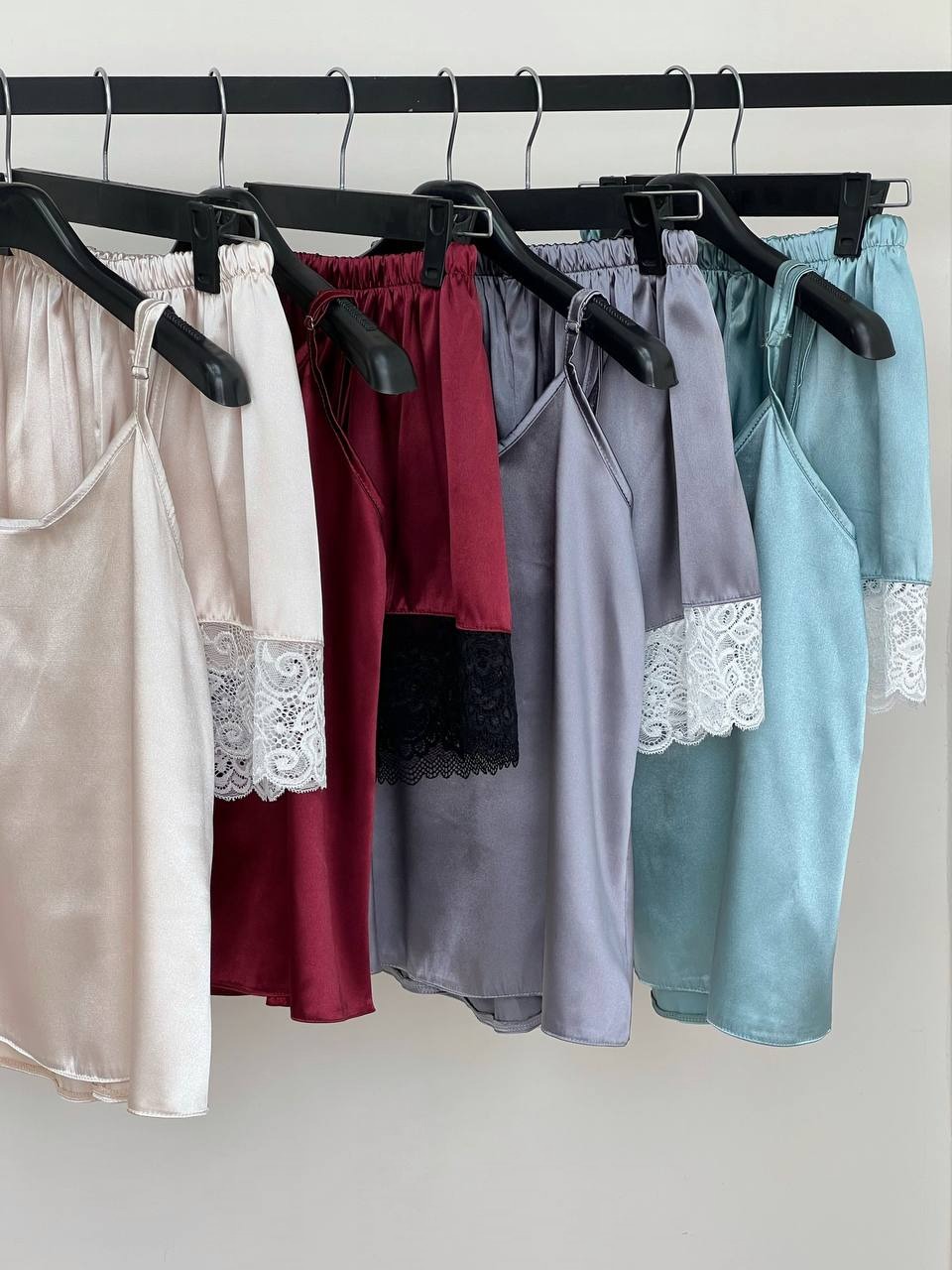 ست تاپ و شلوارک ساتن لبه تور ساده کد 3593