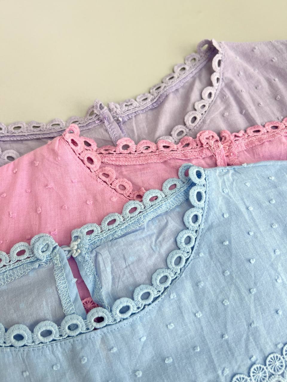 شومیز نخ توپی با نوارای دانتل کد 3614