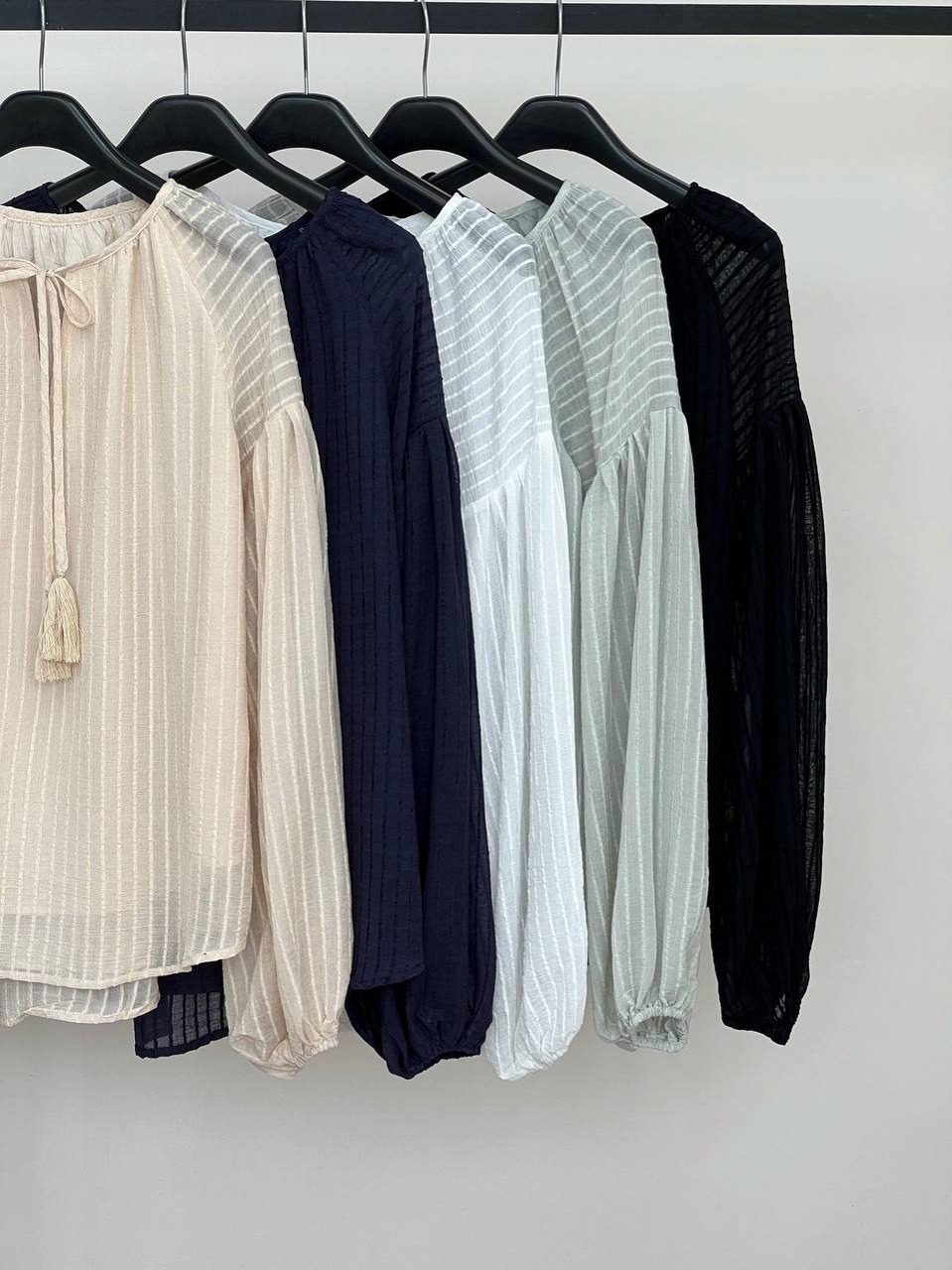 شومیز حریر گلدوزی شده آستین پف کد 3822