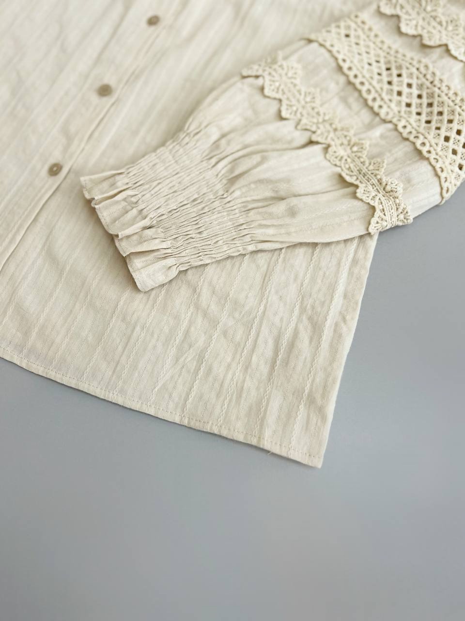 شومیز نخ گل برجسته آستین گیپور کد 3886