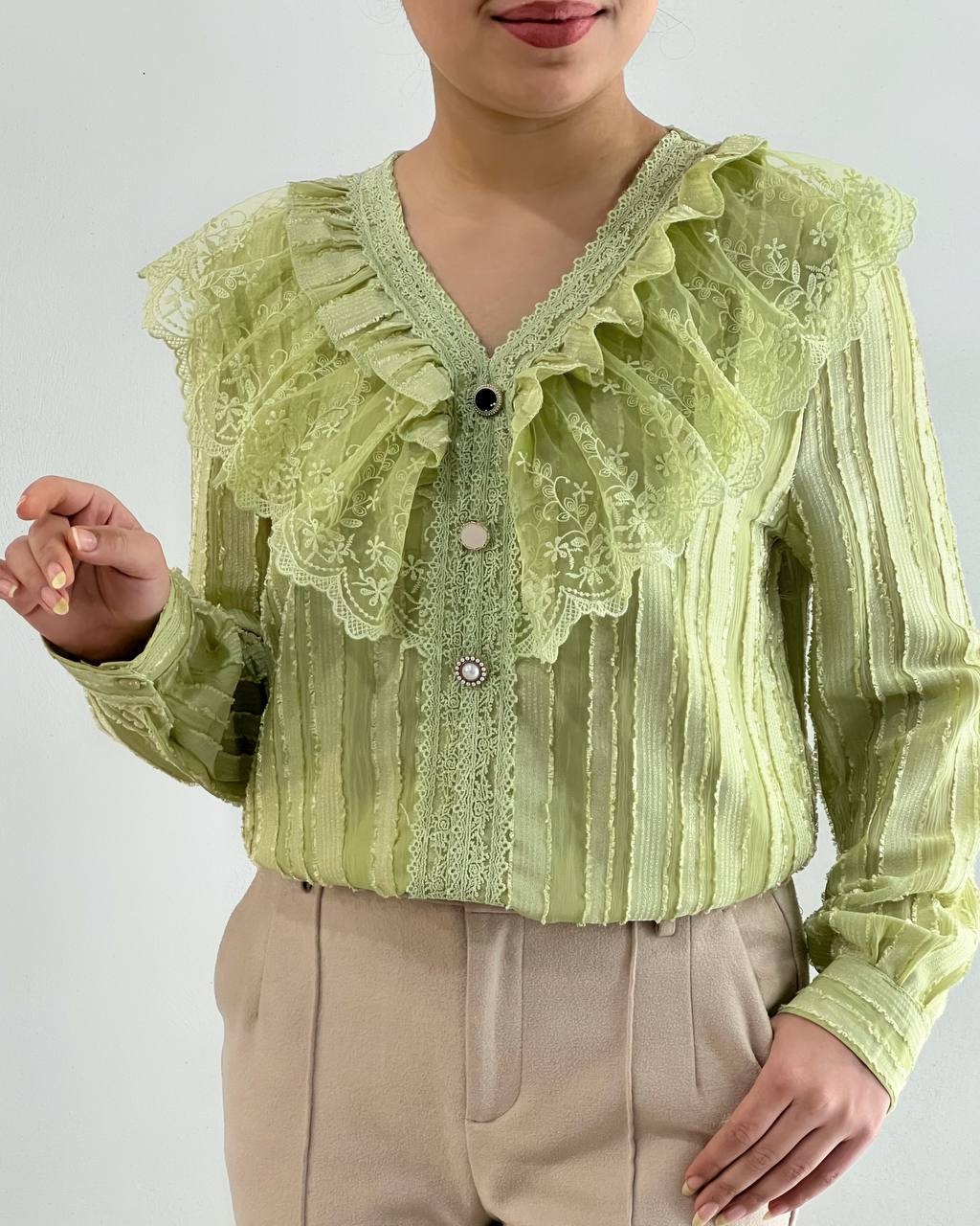 شومیز مجلسی با نوارای خامه دوزی کد 4505