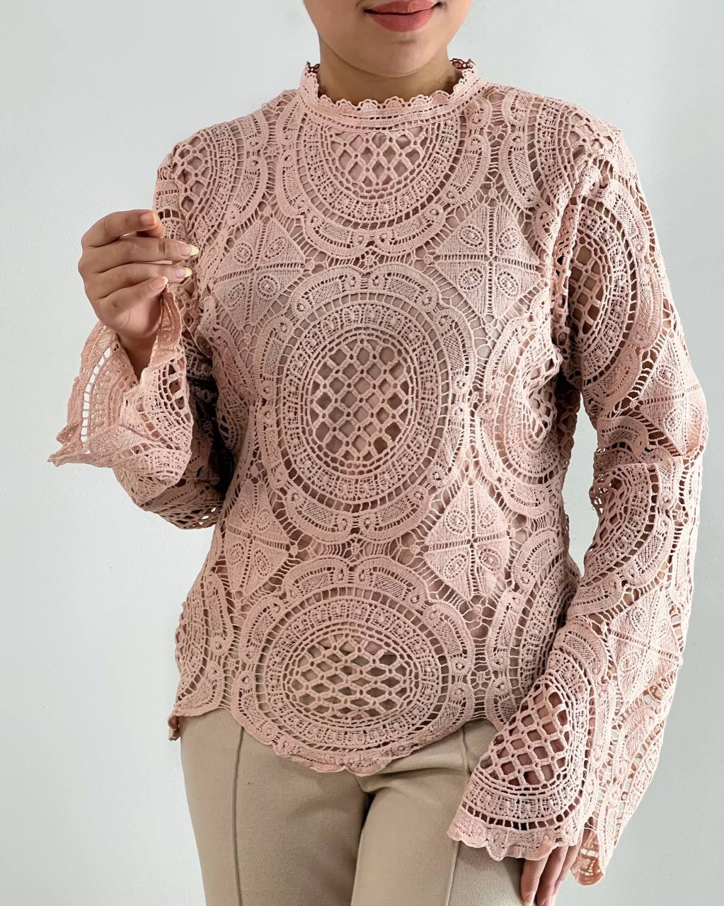 شومیز تمام دانتل وارداتی کد 4557