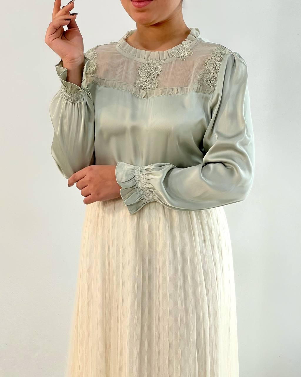 شومیز ساتن یقه کار شده کد 4672