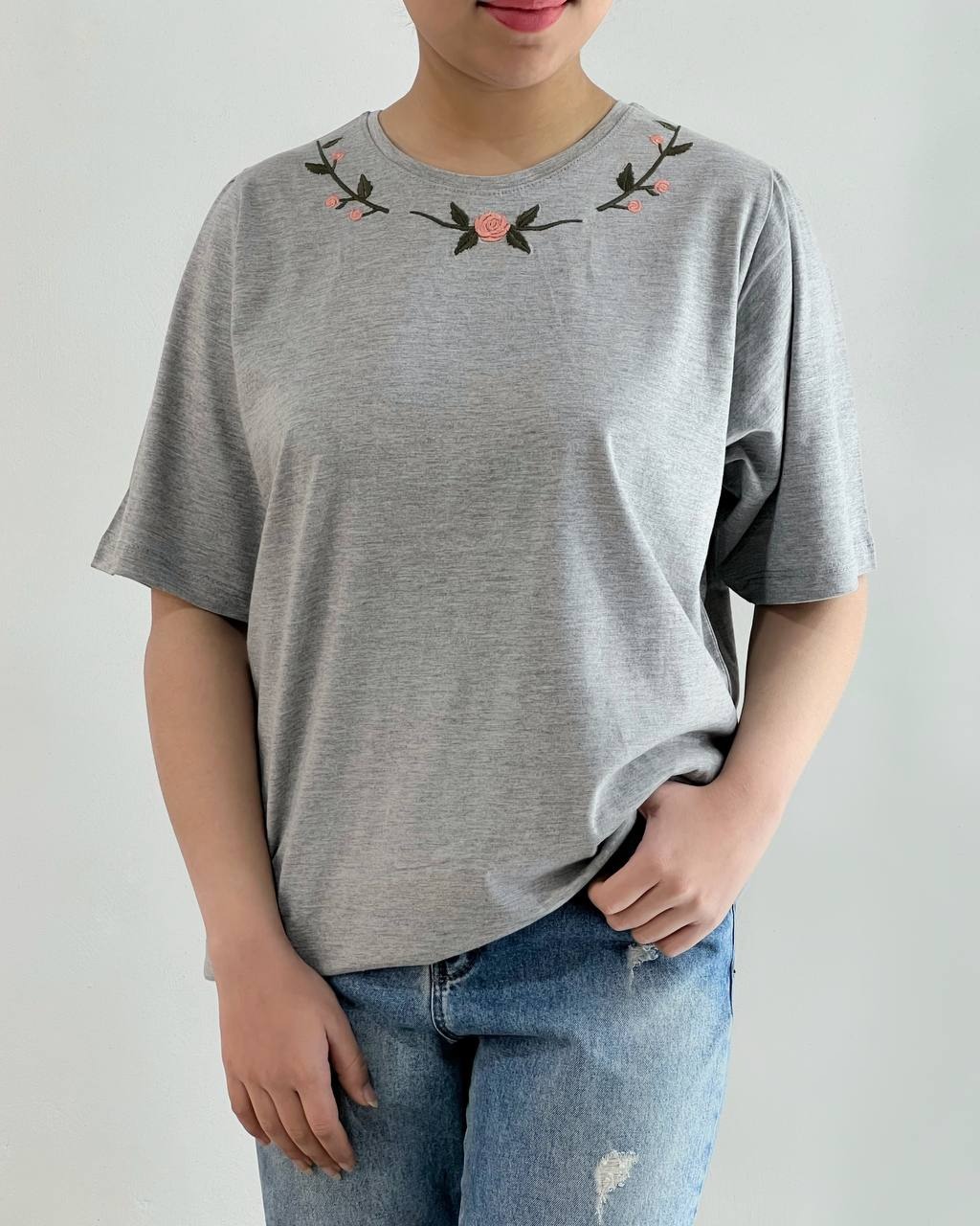 تیشرت ساده سرشانه چین گلدوزی کد 4743