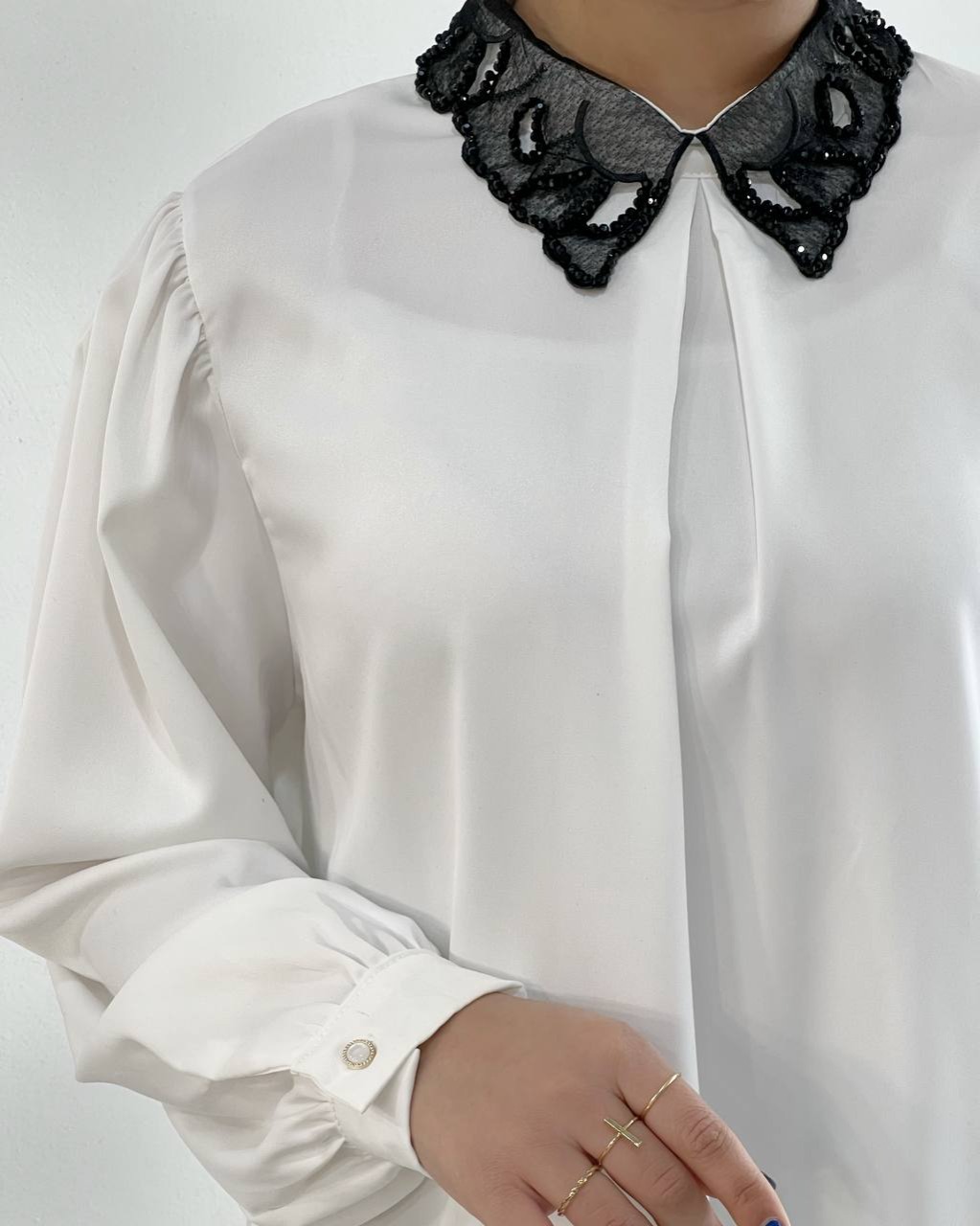 شومیز ساتن با یقه ی منجوق دوزی کد 4791