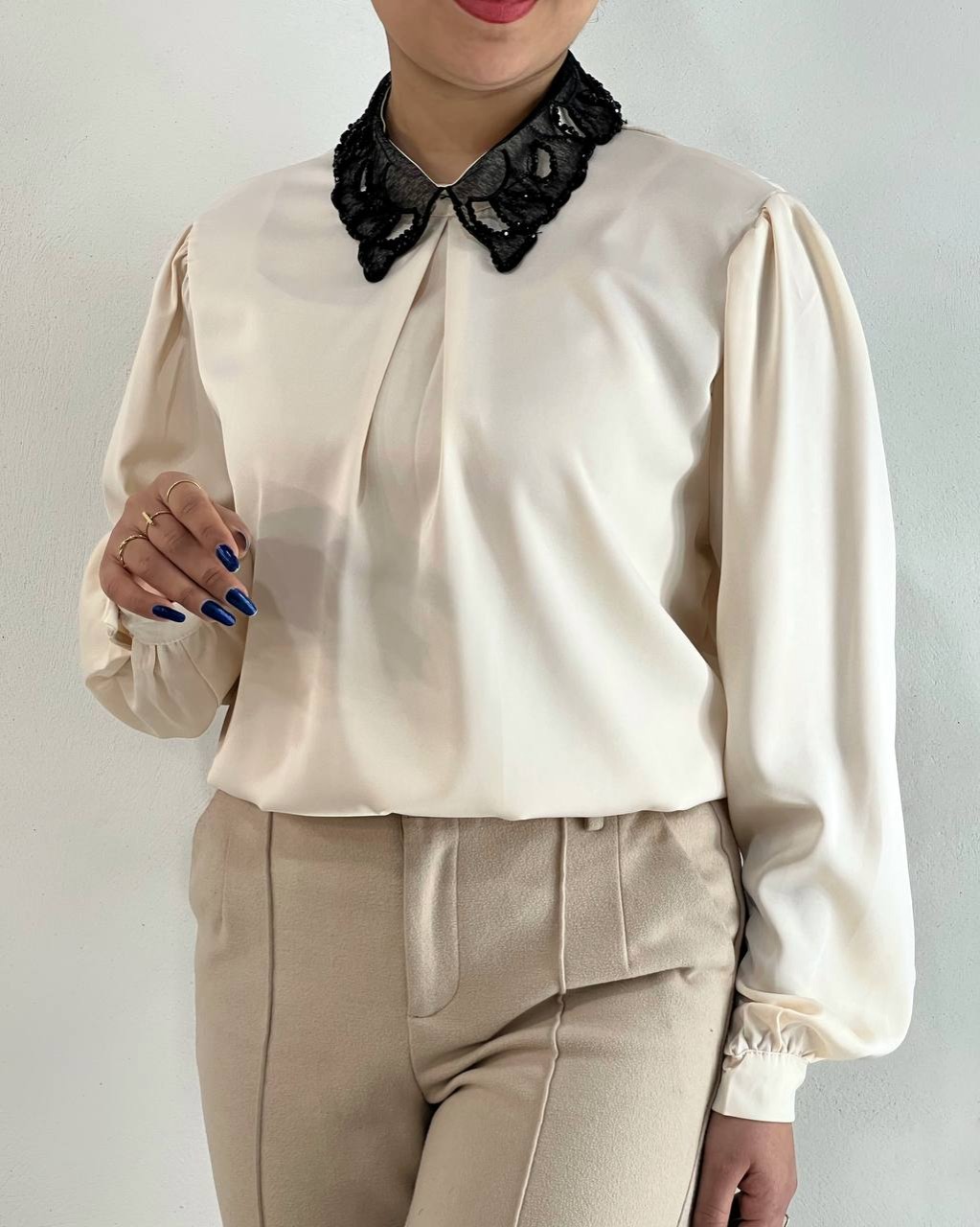 شومیز ساتن با یقه ی منجوق دوزی کد 4791