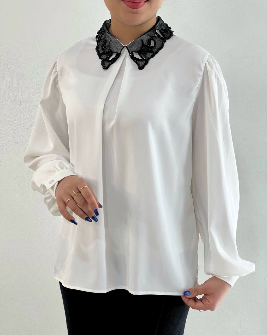 شومیز ساتن با یقه ی منجوق دوزی کد 4791