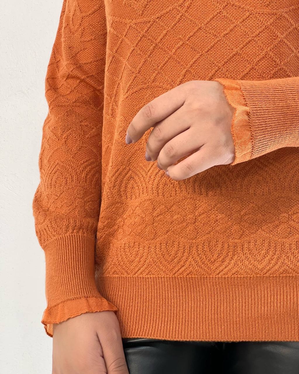 پلیور بافت طرح برجسته یقه و سرآستین چین کد5152