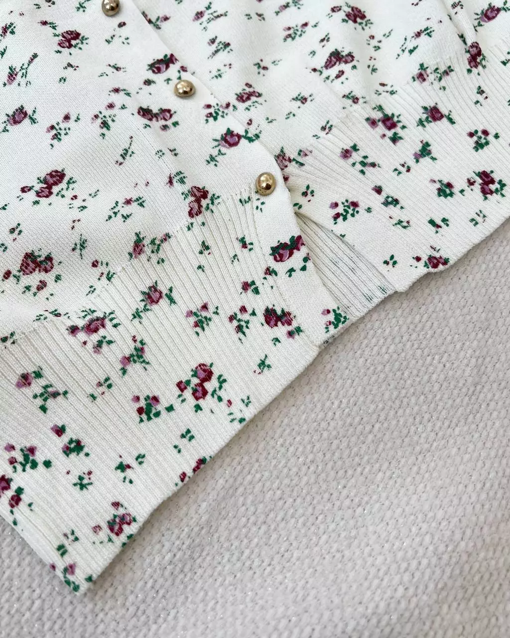 بلوز بافت جلو دکمه گل ریز کد 5382