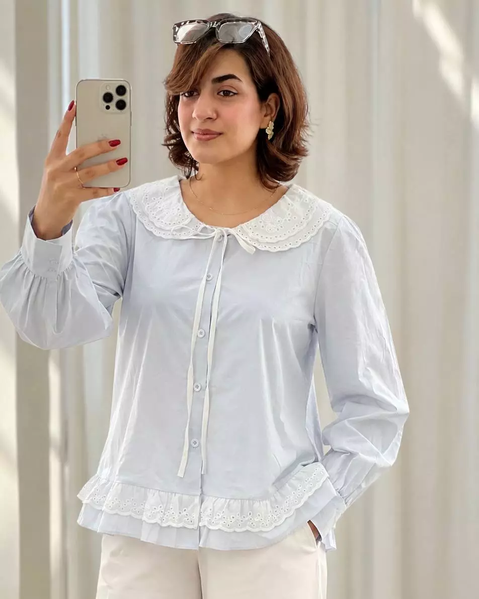 شومیز یقه ب ب با نوارای خامه دوزی کد 5640